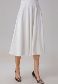 Jupe A-line blanche en tissu lisse, avec un design mi-long, une taille ajustée et une silhouette fluide.