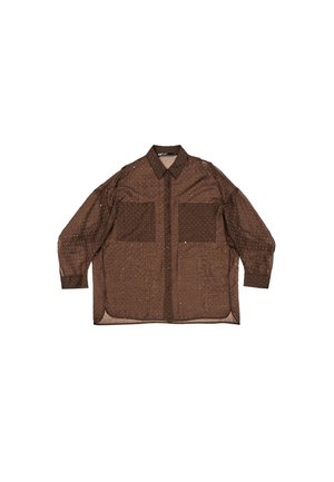 Camisa marrón semi-translúcida de manga larga con tapeta de botones, dos bolsillos frontales y una textura con pequeños puntos en toda su superficie.