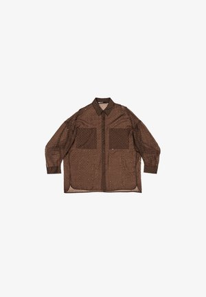 Rjava polprosojna srajca z dolgimi rokavi, s parom gumbov na sprednji strani, dvema sprednjima žepoma ter teksturo, ki vsebuje majhne pike.