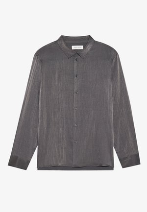 Donkergrijze button-up shirt met lange mouwen, gemaakt van een gladde, glanzende stof met een subtiel textuurpatroon en een klassieke kraag.