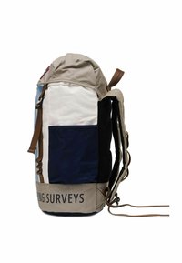 Rucksack mit einem beige farbenen oberen Teil und marineblauen, weißen und blauen Paneelen. Verfügt über Netz-Schultergurte und einen unteren Gurt mit dem Text "SURVEYS".
