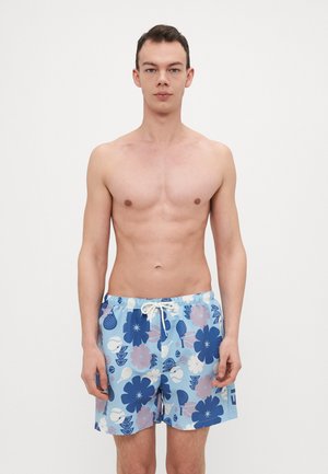 Shorts de bain bleu clair avec un motif floral en bleu foncé et rose. Ceinture élastique avec cordon de serrage ; poches latérales visibles.