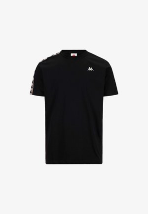 Camiseta de algodón negra de manga corta, con un logo blanco en el pecho y un ribete horizontal estampado en los hombros.