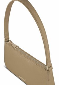 Borsa a spalla in pelle beige con superficie testurizzata, chiusura a zip dorata e tracolla sottile, vista angolata con logo del brand sulla parte anteriore.