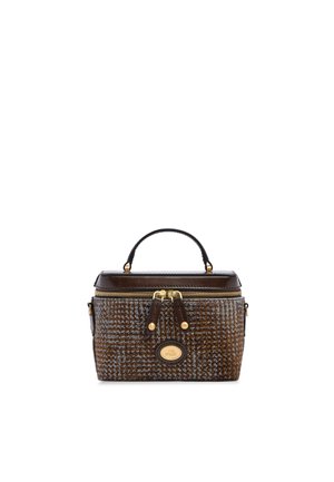 Pequeño bolso rectangular de tweed marrón y azul con ribete de cuero marrón oscuro, asa superior, cremallera dorada y placa ovalada con logo dorado en la parte delantera.