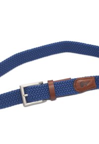 Blaßer, gewebter Gürtel mit einer silbernen Metallschnalle, ausgestattet mit einem braunen Lederende und Akzenten. Mit einem strukturierten, geflochtenen Muster gestaltet.