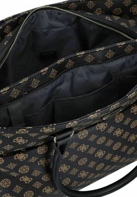 Zwarte tote bag met een gemotiefde buitenkant van textuurleer, bruine logo-ontwerp en een met stof gevoerd interieur met meerdere compartimenten en een ritssluiting.