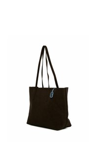 Brązowa zamszowa torba na ramię z dwoma długimi uchwytami, z niebieską metką po boku. Gładka tekstura i prostokątny kształt zapewniają przestronność.