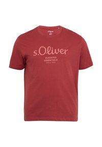 Camiseta de algodón roja con mangas cortas y cuello redondo. Presenta el texto "s.Oliver ELEVATED ESSENTIALS SINCE 1969" en un tono más claro.