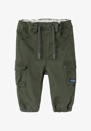 Maslinasto zelene cargo hlače s elastičnim pojasom i sivoj vezici. Imaju dva bočna džepa i detalj zakrpe na jednoj nozi.