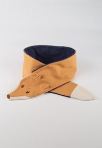 Sciarpa in morbido fleece progettata per assomigliare a una volpe, con colori marrone, crema e blu navy, e dettagli ricamati per occhi, orecchie e naso.