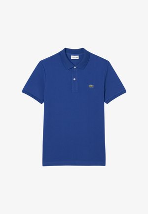 Polo w kolorze królewskiego niebieskiego z kołnierzykiem i krótkimi rękawami, z małym zielonym logo krokodyla na lewej piersi.