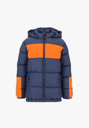 Marineblå polstret jakke med en orange vandret stribe hen over brystet og ærmerne, med en lynlås foran og sidelommer.