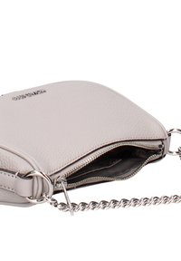 Borsa a tracolla in pelle grigia chiara texturizzata con chiusura a zip, dettagli in metallo color argento e tracolla a catena. Interno liscio senza motivi visibili.