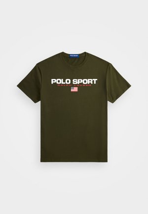 T-shirt en coton vert olive à manches courtes, avec "POLO SPORT" et "RALPH LAUREN" en texte blanc et rouge, ajouté d'un petit drapeau américain.