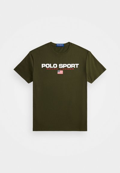T-shirt en coton vert olive à manches courtes, avec "POLO SPORT" et "RALPH LAUREN" en texte blanc et rouge, ajouté d'un petit drapeau américain.