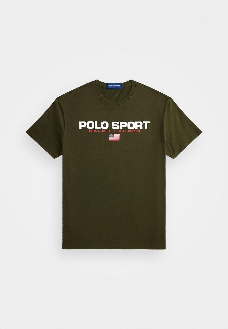 Maslinasto zelena pamučna majica kratkih rukava, sa natpisima "POLO SPORT" i "RALPH LAUREN" u bijelom i crvenom tekstu, uz mali američki zastavu.