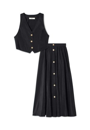 Zwarte twee-delig set bestaande uit een gepaste top met een diepe V-hals en drie gouden knopen, gecombineerd met een lange, uitlopende rok met bijpassende knopen.