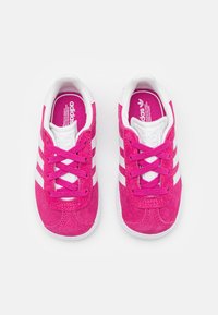 adidas Originals GAZELLE UNISEX - Sneakers low - semi lucid fuchsia/footwear white/gold metallic