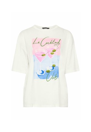 Chemise blanche à manches courtes avec un motif de deux cocktails roses garnis d'olives vertes et le texte « Le Cocktail 1997 Club » en vert.