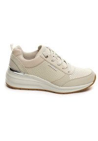 Sneaker color beige chiaro con un design stratificato, materiale perforato, punta tonda, chiusura con lacci e dettaglio metallico sul tallone. Suola in gomma.