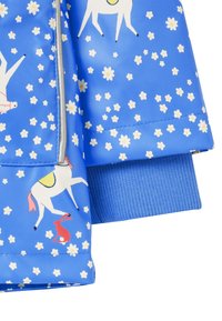 Blauem Jackenärmel mit weißen Pferde- und roten Hasenillustrationen, Druck mit weißen und gelben Blumen sowie Rippstrickbündchen.