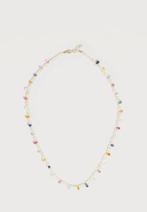 Delicado collar de cuentas con pequeñas cuentas blancas intercaladas con cuentas de formas irregulares y colores variados en tonos azules, rosas, amarillos y transparentes.