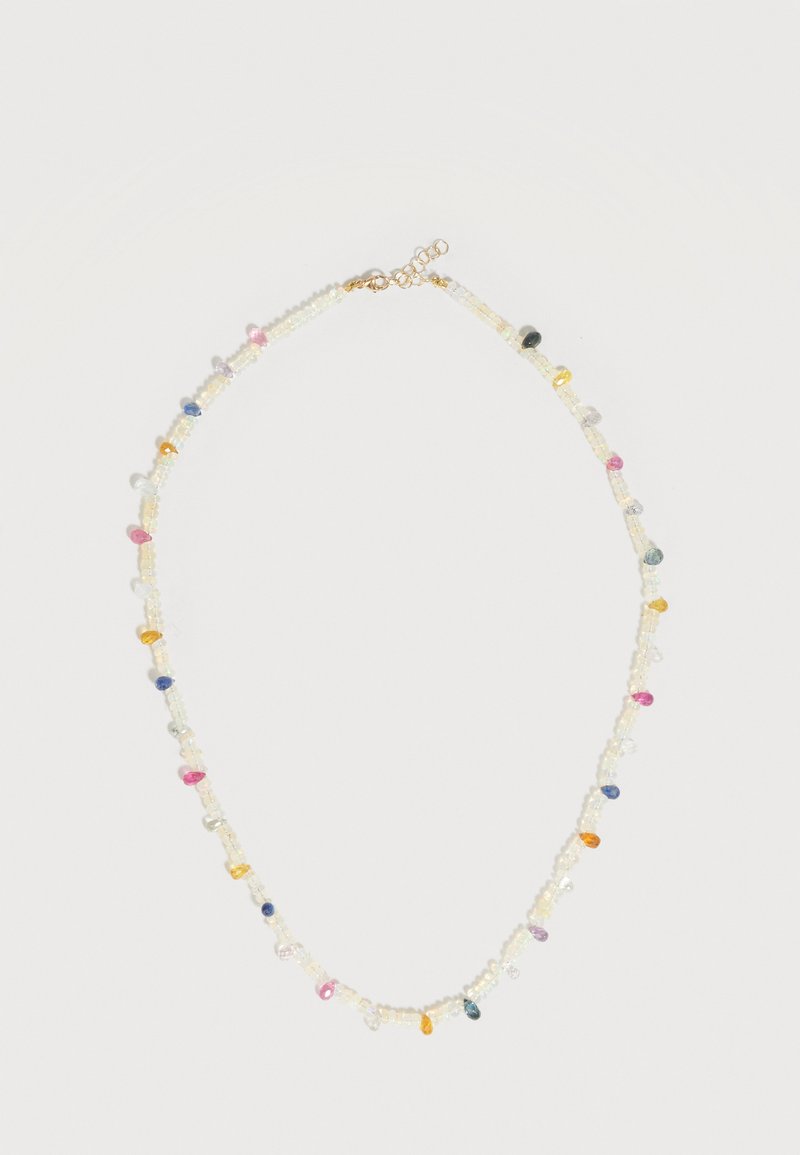 Collier délicat en perles avec de petites perles blanches entrecoupées de perles colorées de formes irrégulières, dans des tons bleus, roses, jaunes et transparents.