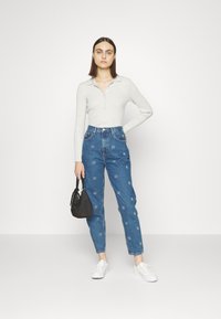 Tommy Jeans MOM - Relaxed fit jeans - denim medium