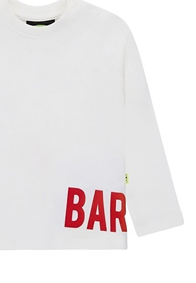 T-shirt bianco a maniche lunghe realizzato in morbido cotone, con grande scritta rossa "BAR" in basso a sinistra e due bottoni a pressione sulla spalla.