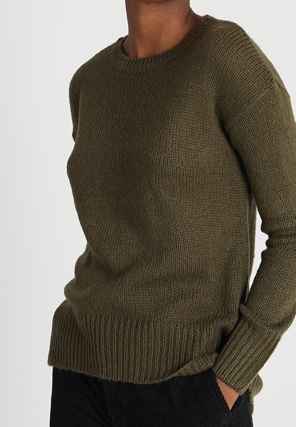 Pull en maille vert olive avec col rond, poignets et ourlet côtelés. Tissu texturé et coupe décontractée, adapté à un usage quotidien.