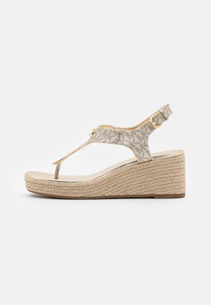 Sandale compensée beige avec semelle plateforme tissée, brides en tissu à motifs et fermeture à boucle dorée sur la bride de cheville.