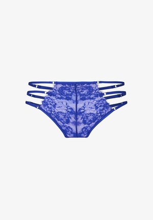 Blauwe kanten lingerie slipjes met bloemmotief en drie dunne verstelbare zijbandjes aan elke kant, op witte achtergrond.