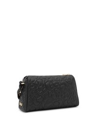 Clutch nera in pelle con un motivo testurizzato di forme arrotondate, zip dorata e tracolla removibile. Silhouette rettangolare compatta.