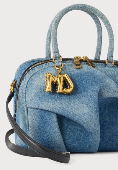 Τσάντα denim με καμπύλο μπροστινό σχέδιο, χρυστό φερμουάρ, χρυσό κρεμαστό MD, διπλές λαβές και μαύρο δερμάτινο ιμάντα ώμου.