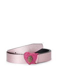 Roze metalen leren riem met een getextureerde afwerking, voorzien van een hartvormige gesp met roze strass steentjes en een gouden accent.