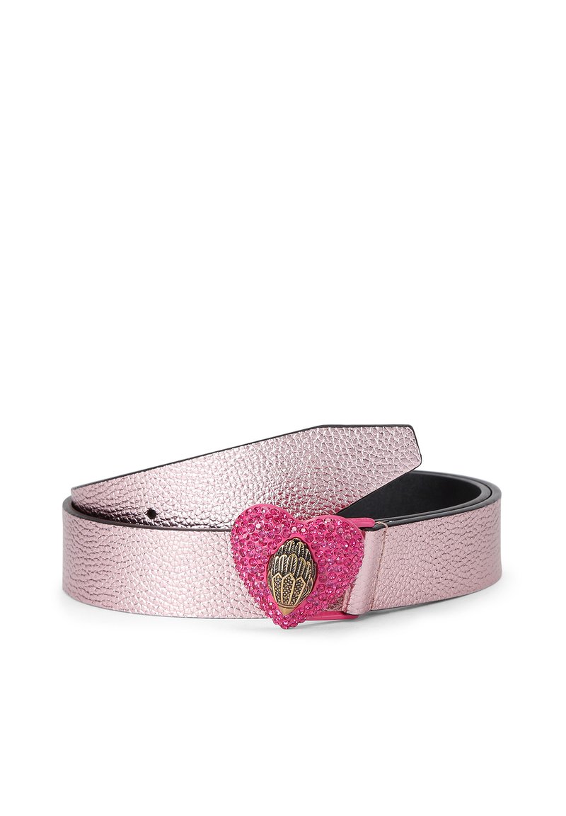 Roze metalen leren riem met een getextureerde afwerking, voorzien van een hartvormige gesp met roze strass steentjes en een gouden accent.