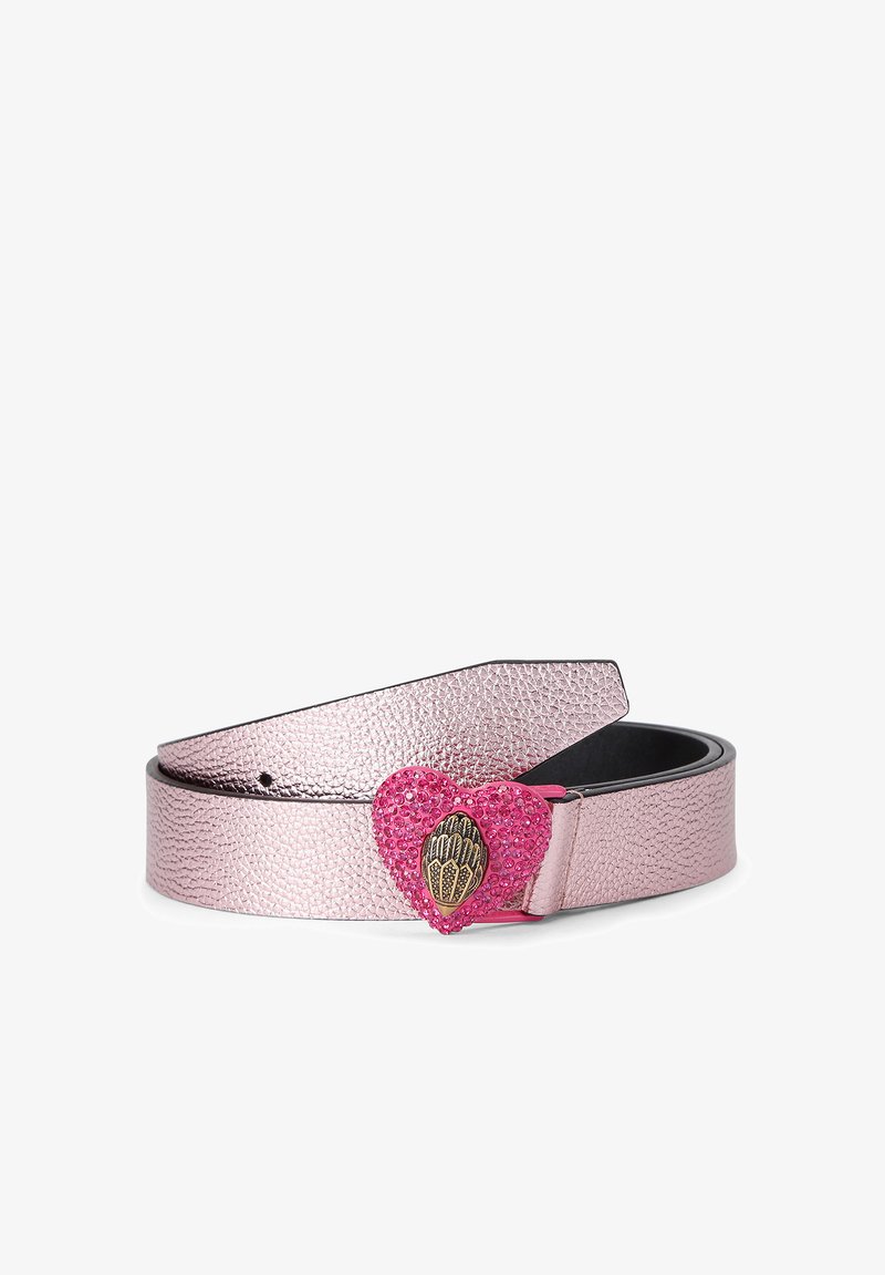 Roze metalen leren riem met een getextureerde afwerking, voorzien van een hartvormige gesp met roze strass steentjes en een gouden accent.