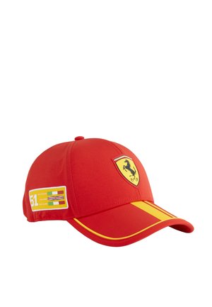 Czerwona czapka bejsbolowa z logo Ferrari z przodu i żółtym paskiem na daszku, naszywka z numerem 51 po boku oraz wieloma flagami.