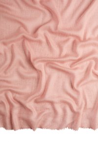 Miękka, jasnoróżowa tkanina opadająca z lekko teksturowaną powierzchnią i surowymi krawędziami, prezentująca delikatne fałdy i gładki wygląd.
