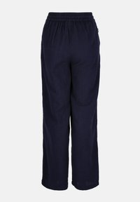 Marineblaue Leinenhose mit lockerer Passform, ausgestattet mit einem elastischen Taillenbund und geraden Beinen, glatter Textur und ohne sichtbare Muster oder Beschläge.