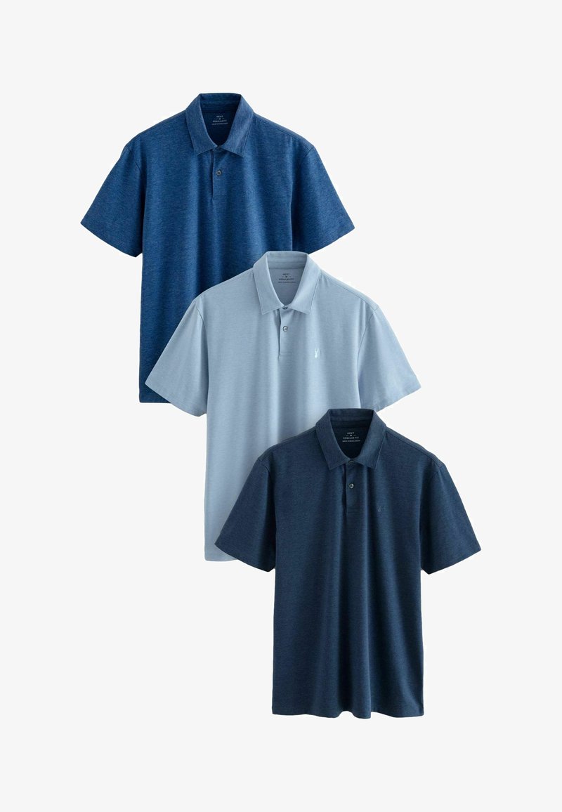 Kolme lyhythihaista polo-paitaa tummansinisessä, vaaleansinisessä ja laivastonsinisessä, aseteltuna päällekkäin valkoista taustaa vasten.