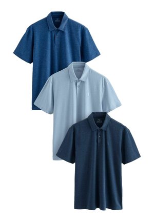 Drie poloshirts: de bovenste in donkerblauw, de middelste in lichtblauw, en de onderste in marineblauw. Ze hebben allemaal korte mouwen en kragen en zijn gemaakt van breiwerk.