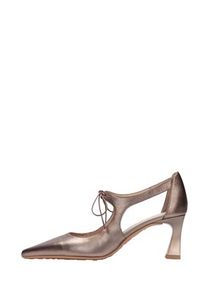 Scarpa color bronzo metallico con tacco medio a punta, lati traforati e dettaglio con lacci sul davanti, mostrata su sfondo bianco.