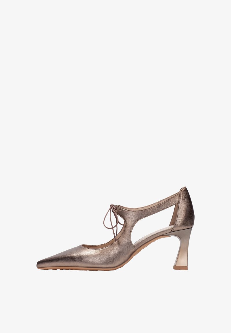 Metallisk bronzefarvet sko med spids tå, mellemhøj hæl, udskårne sider og snøredetalje foran, vist mod en hvid baggrund.