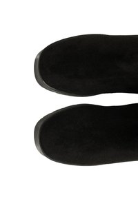 Czarne zamszowe botki za kostkę z okrągłym noskiem, gumową podeszwą i gładką fakturą. Brak widocznych wzorów lub detalów metalowych.