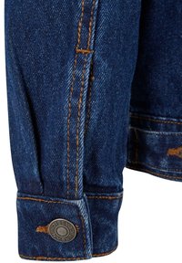 Manica di giacca di jeans con cuciture arancioni visibili e un bottone metallico inciso con la scritta "URBAN CLASSICS."