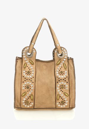 Sac cabas en cuir fauve orné de clous métalliques et d'accents de feuilles dorées, avec deux poignées et une finition texturée. Petits motifs décoratifs inclus.