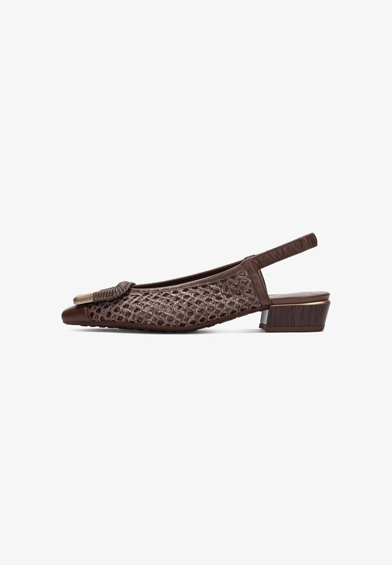 Brauner slingback Schuh mit niedrigem Absatz und geflochtenem Lederdesign, abgerundeter Spitze, dekorativer Schnalle und elastischem Rückriemen auf weißem Hintergrund.