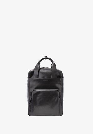 Črni usnjeni nahrbtnik z dvema kratkima ročajema, prednjim žepom na zadrgo in teksturirano površino. Ima minimalističen dizajn in čiste linije.